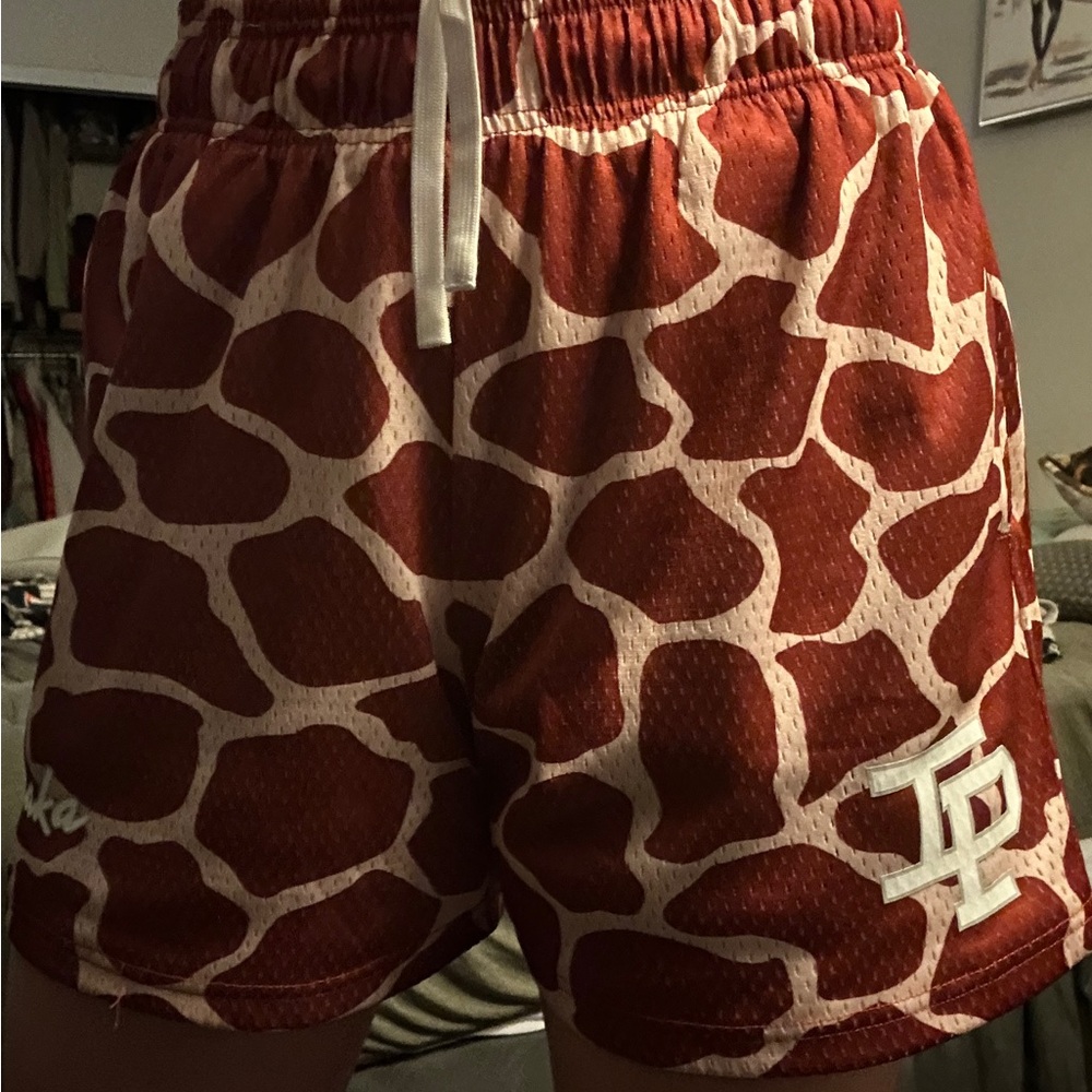 Inaka Power Shorts: giraffe print - Picture 5 of 7